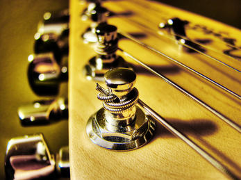 Guitar. Foto: Rick Harris (flickr CC BY) Nærbilde av gitar