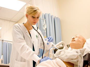 Nursing. Foto: HCC Public Informasjon Office (flickr CC BY-NC-SA) Elev som øver ved dukke