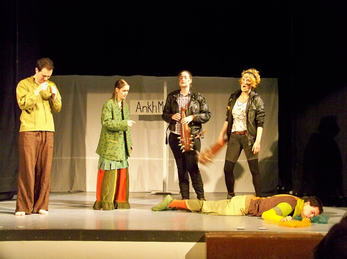 Theateraufführung MacBest. Foto: lisarr1337 (flickr CC BY-SA) Fem elevar spiller teater
