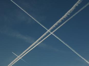 Trafic. Foto: Pierre (flickr CC BY-SA) flyspor i himmelen