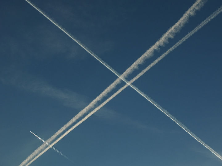 Trafic. Foto: Pierre (flickr CC BY-SA) flyspor i himmelen