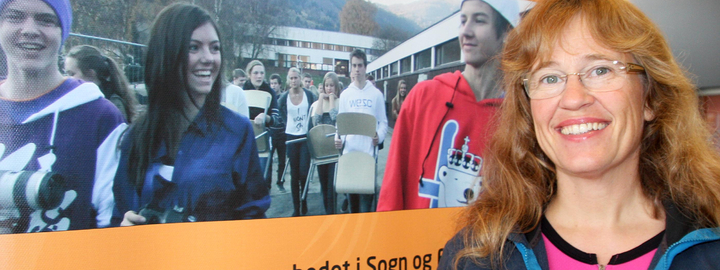 Venke Nordeide. Foto: Inger Træen Venke Nordeide foran plakat