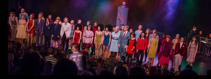 Elevar og tilsette tar imot hyllest etter framføring av skulemusikalen Hairspray Elevar og tilsette tar imot hyllest etter framføring av skulemusikalen Hairspray