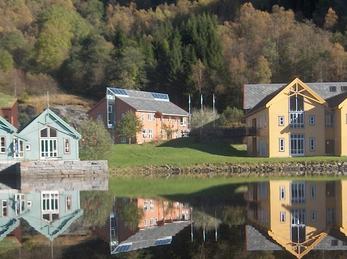 Foto: Emily Clare, Wikimedia Commons. Bilete av RCNUWC frå fjorden