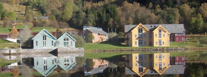 Foto: Emily Clare, Wikimedia Commons. Bilete av RCNUWC frå fjorden