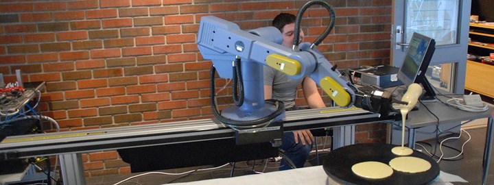 Roboten er programmert til å lage deilig lunsj Roboten er programmert til å lage deilig lunsj