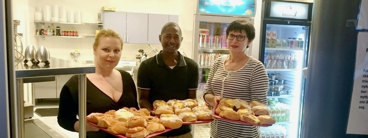 I kantina møter du alltid blide tilsette, her Kirsten, Chikondi og Marianne I kantina møter du alltid blide tilsette, her Kirsten, Chikondi og Marianne