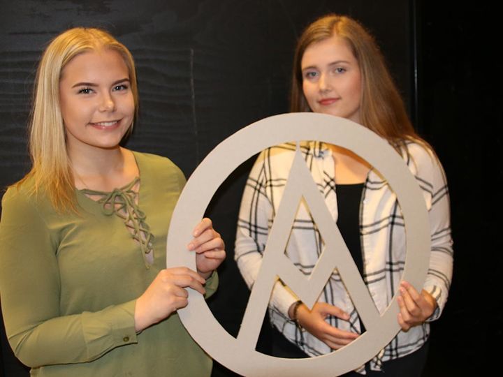 Elevane på Vg1 Design og handverk lagar sjablongar til Malakoff Rockfestival Elevane på Vg1 Design og handverk lagar sjablongar til Malakoff Rockfestival