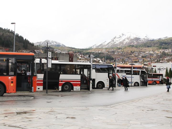 Foto: Sogn og Fjordane fylkeskommune Bussar i på rutebilstasjonen i Førde