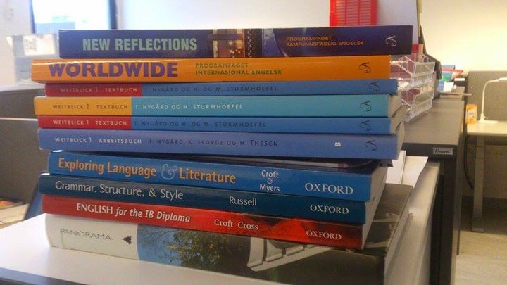 Alle elevane skal levere inn lærebøkene dei har lånt på biblioteket Alle elevane skal levere inn lærebøkene dei har lånt på biblioteket