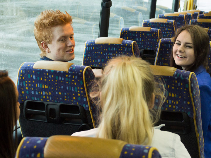 Ungdomar sit på to rader i ein buss Picasa Ungdomar sit på to rader i ein buss