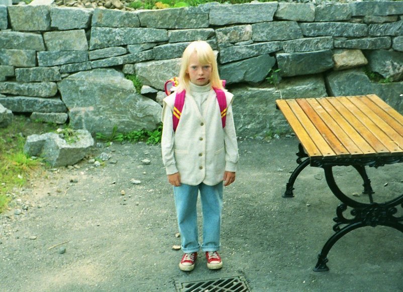 Annette ser litt redd ut før første skuledag.