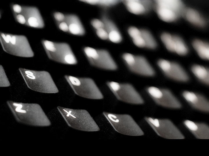 Foto: Mikkel Rønne/Creative Commons Nærbilete av svart tastatur med kvite bokstavar