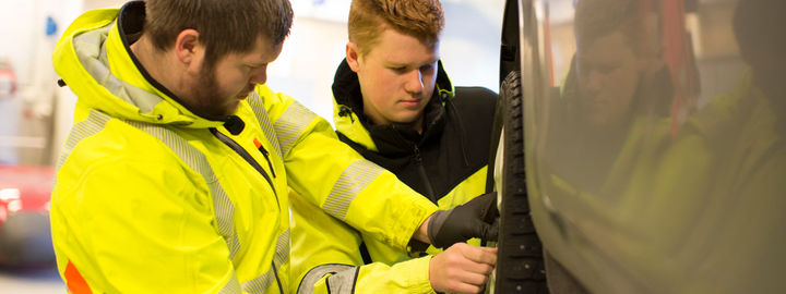 Foto: Reed foto AS To elevar frå transportlinja skifter dekk