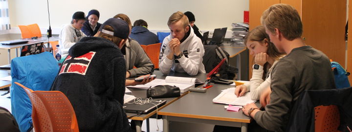 Foto: Stryn vgs Elevstyrt skule, elevar frå 3STA underviser 2BYA