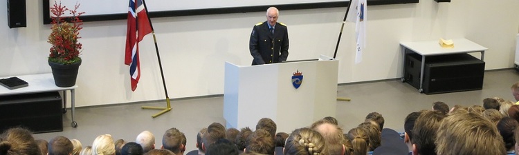 Hans-Jørgen i uniform ved en vitnemålsutdeling