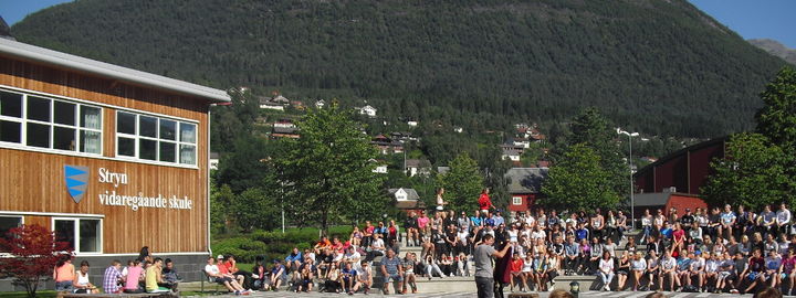 Foto: Stryn vgs Elevar på Kåre Roseths plass