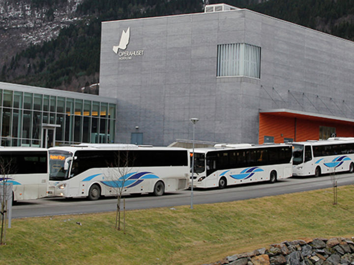 bussar utanfor operahuset på Eid Foto: Frode Romarheim bussar utanfor operahuset på Eid