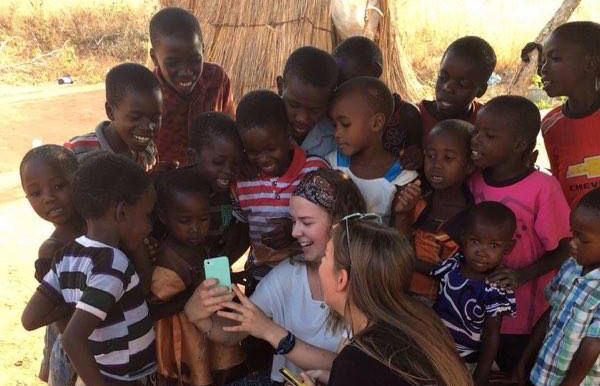 Bilde av elevar frå Firda vgs som møter skuleborn i Tanzania Bilde av elevar frå Firda vgs som møter skuleborn i Tanzania