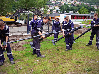TIP-elevar jobbar med installasjon av Tuftepark TIP-elevar jobbar med installasjon av Tuftepark
