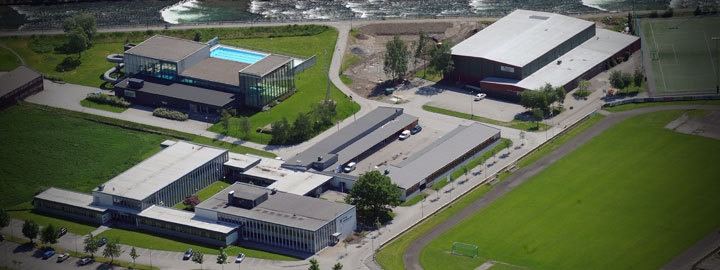 Høyanger vidaregåande skule sett frå stolpehusa Høyanger vidaregåande skule sett frå stolpehusa