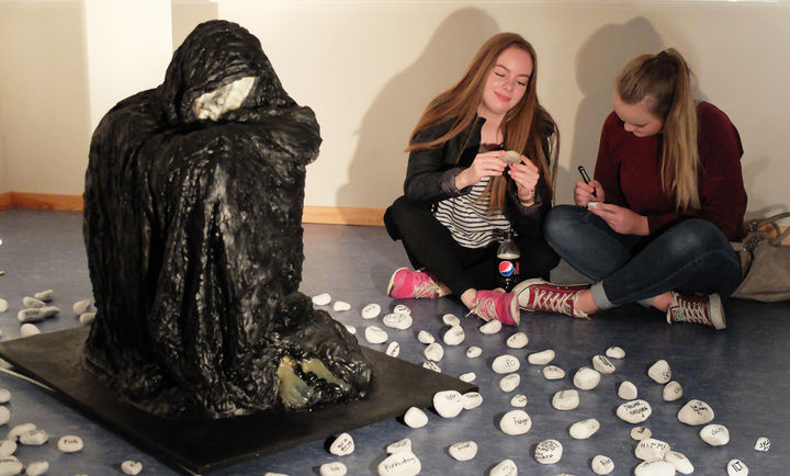 Elevar frå 3sfa på Vevringutstillinga hausten 2016. Foto: Wenche Steinsvik Elevar frå 3sfa på Vevringutstillinga hausten 2016. Foto: Wenche Steinsvik