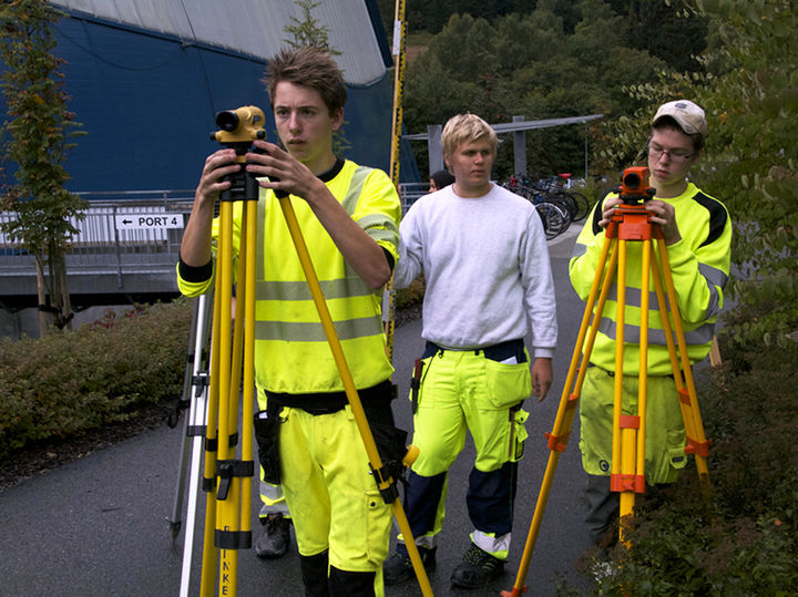 1030700980 Bilete syner elevar på Bygg- og anleggsfag i aksjon med oppmålingsutstyr