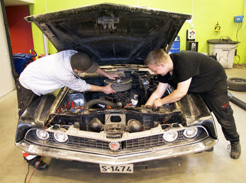1030700980 Bilete syner to elevar ved Teknikk og industriell produksjon som repararerer ein bil