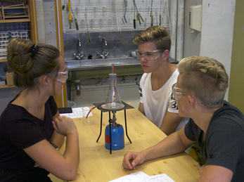 Bilete syner elevar ved Studiespesialisering som utfører eit forsøk i naturfag. 1030700980 Bilete syner elevar ved Studiespesialisering som utfører eit forsøk i naturfag.