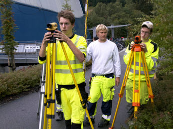 Bilete syner elevar ved Bygg- og anleggsteknikk i aksjon med bruk av oppmålingsutstyr 1030700980 Bilete syner elevar ved Bygg- og anleggsteknikk i aksjon med bruk av oppmålingsutstyr