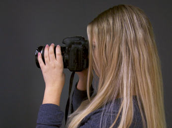 Bilete syner ein elev ved Medium og kommunikasjon som fotograferer 1030700980 Bilete syner ein elev ved Medium og kommunikasjon som fotograferer
