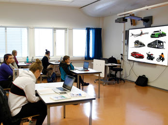 Bilete syner elevar ved Service og samferdsel i klassesituasjon Bilete syner elevar ved Service og samferdsel i klassesituasjon