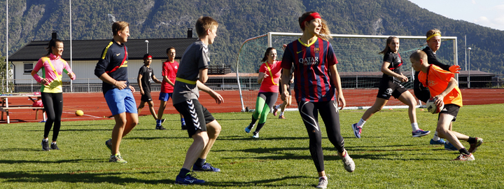 Foto: Focus UB Bilete syner idrettselevar i rugby-trening