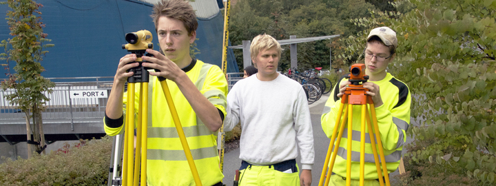 Foto: Focus UB Bilete syner elevar som lærer seg oppmålingsutstyr