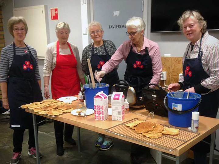 5 damer som steikjer vafler i kantina på skulen 5 damer som steikjer vafler i kantina på skulen