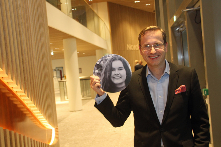 Adm. dir. i Nordea held opp eit bilete av Malin Askevold Helle Adm. dir. i Nordea held opp eit bilete av Malin Askevold Helle