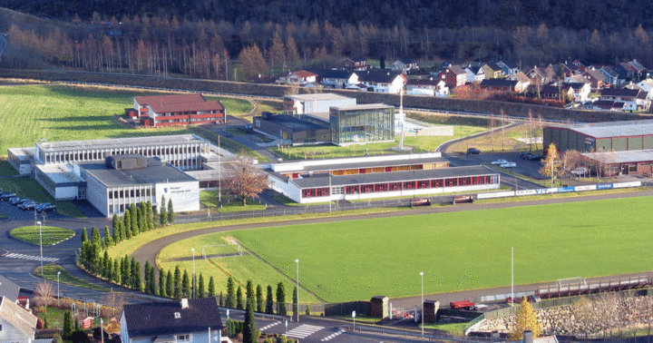 Oversiktsbilete av skule, idrettsanlegg og Høyangerbadet