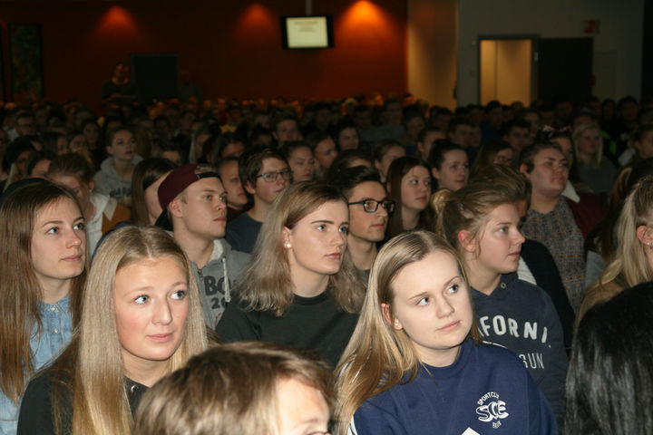 Kantina /aulaen på Sogndal vgs var meir enn fullsett på Internasjonalt Fokus Publikum på Internasjonalt Fokus 2016