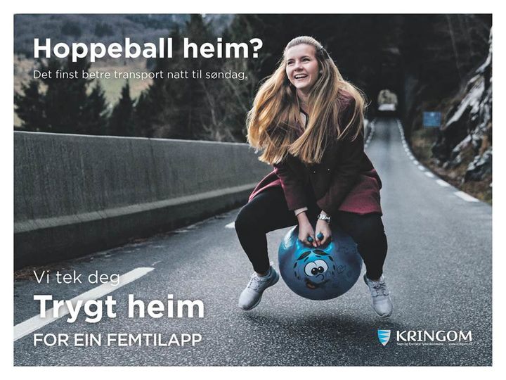Jente sit oppå ein hoppeball på ein smal veg Jente sit oppå ein hoppeball på ein smal veg