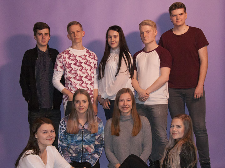 Det er avgangsklassen i medium og kommunikasjon ved Sogndal vidaregåande skule som arrangerar Sogndal Filmfestival. Bak frå venstre: Robert Indrebø, Magnus Grotle Førde, Trine Husdal, Brede Kvist, Håvard Aasen Andersen. Framme frå venstre: Ingeborg Flatjord Kjøsnes, Frida Jordalen Skoglie, Veronika Vindedal og Sunniva Breidvik. (Pressefoto) Avgangsklassen i Medium og kommunikasjon ved Sogndal vidaregåande skule arrangerar Sogndal Filmfestival.
