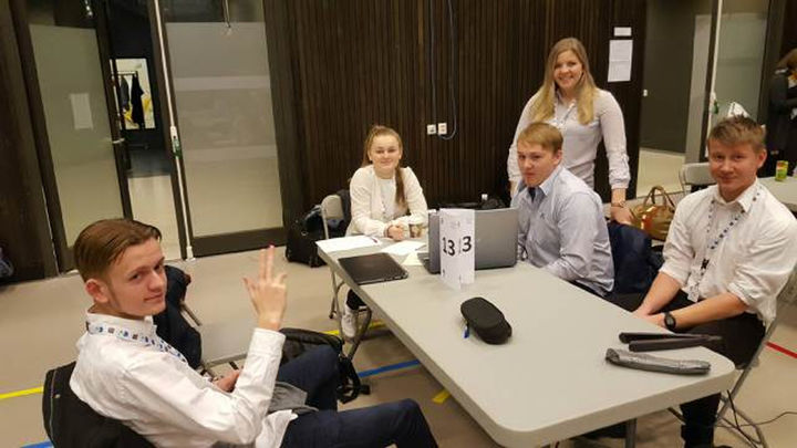 Sitjande frå venstre: Markus Nordbø, Ronja Kvamme, Per Haus Nore og Simon Skivenesvåg. Emma Haugland står bak. Foto: John Heimvik Sitjande frå venstre: Markus Nordbø, Ronja Kvamme, Per Haus Nore og Simon Skivenesvåg. Emma Haugland står bak.