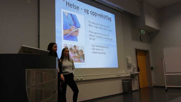 to elevar gjev informasjon om korleis det er å vere elev på Flora vgs to elevar gjev informasjon om korleis det er å vere elev på Flora vgs