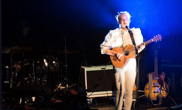 Konsert med Thea Hjelmeland, konsert gjennom DKS i Førde januar 2017 - Foto - Ole Johnny Devik Konsert med Thea Hjelmeland, konsert gjennom DKS i Førde januar 2017 - Foto - Ole Johnny Devik