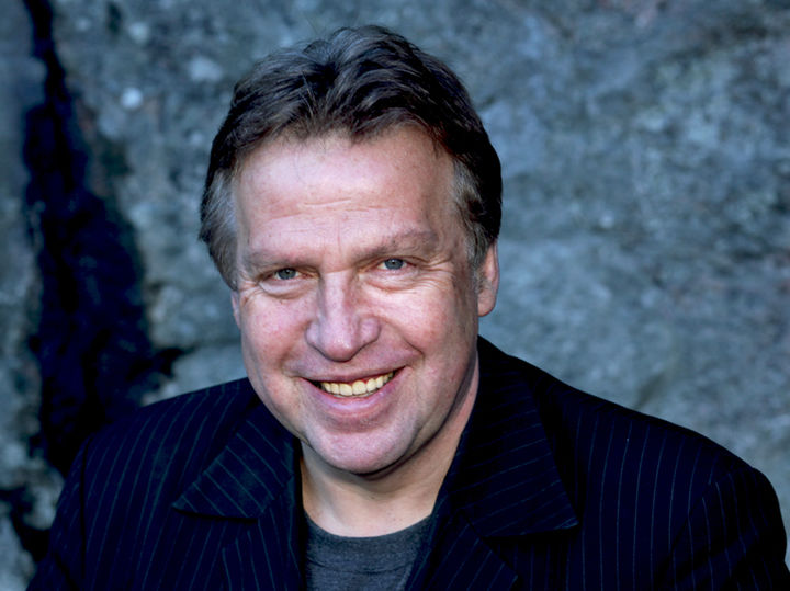 Erling Borgen er professor, forfattar, journalist og filmskapar og driv sitt eige TV-produksjonsselskap med kontor i Oslo og Bergen. (Pressefoto) Erling Borgen er professor, forfattar, journalist og filmskapar og driv sitt eige TV-produksjonsselskap med kontor i Oslo og Bergen. Fredag 24. mars kjem han til Sogndal Kulturhus og held foredrag med tittelen; “Den viktige dokumentaren” på fagdagen til Sogndal Filmfestival, der han kjem til å fortelje om mellom anna korleis han jobbar med samfunnskritiske dokumentarfilmar. Borgen har produsert meir enn 90 dokumentarfilmar for NRK og i sitt eige produksjonsselskap.