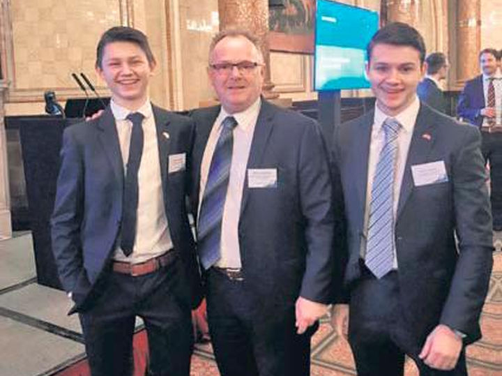 Tobias Årvik, Fiskeriminister Per Sandberg og Mads Årvik Foto: Privat ©Fiskeribladet Tobias Årvik, Fiskeriminister Per Sandberg og Mads Årvik