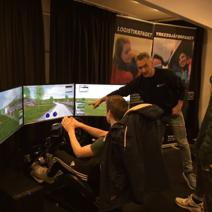 Elevar køyrer trailer via simulator i kantina Elevar køyrer trailer via simulator i kantina