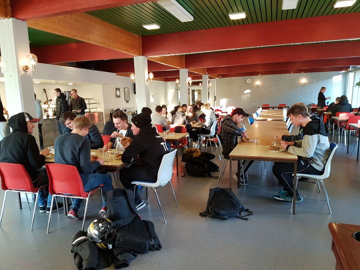 Middag på Open skule Foto: Alf Reidar Myrstad Middag på Open skule