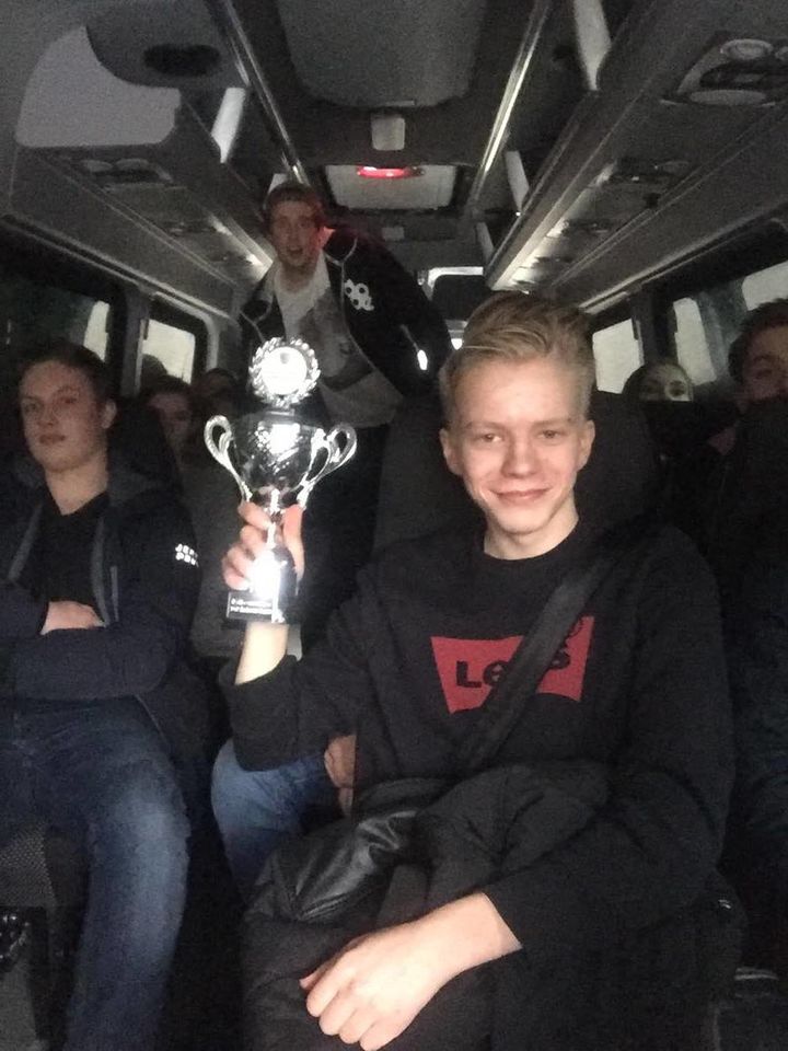 Lasse midtbø held stolt opp pokal frå fylkesmesterskap i yrkesfag Lasse midtbø held stolt opp pokal frå fylkesmesterskap i yrkesfag