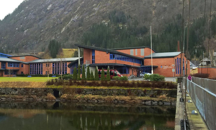Vårfoto av Hafstad vgs, av Mona Fossdal Vårfoto av Hafstad vgs, av Mona Fossdal