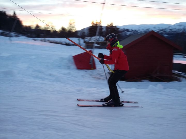 Klara debuterte på ski i trekket på Jølster Skisenter. Klara debuterte på ski i trekket på Jølster Skisenter.